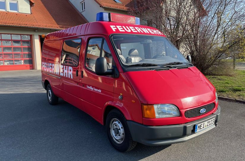 Das Fahrzeug wurde 1995 im alten Coswiger Feuerwehrhaus auf der Moritzburger Straße als Vorausrüstwagen in Dienst gestellt und für Hilfeleistungen nach Verkehrsunfällen genutzt.