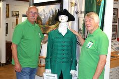 Vereinsvorsitzender Dietmar Muschter (r.) und sein Stellvertreter Bernd Voigtländer mit dem Hegereiter in der Heimatstube Großerkmannsdorf.
Foto: Matthias Stark