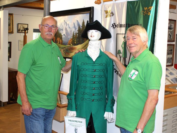 Vereinsvorsitzender Dietmar Muschter (r.) und sein Stellvertreter Bernd Voigtländer mit dem Hegereiter in der Heimatstube Großerkmannsdorf.
Foto: Matthias Stark