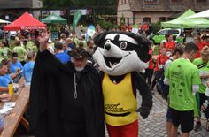 Der Schwarze Müller und das Maskottchen des Sportclubs Hoyerswerda wollen auch am kommenden Mittwoch ein erfolgreiches Laufevent mit allen Teilnehmern feiern.