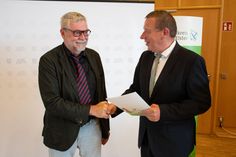 Landrat Christian Jaschinski (r.) bedankte sich bei Dirk Gebhard für eine jahrelange, gute Zusammenarbeit und wünschte ihm im Namen aller Anwesenden für die Zukunft alles Gute, Gesundheit und Zufriedenheit.