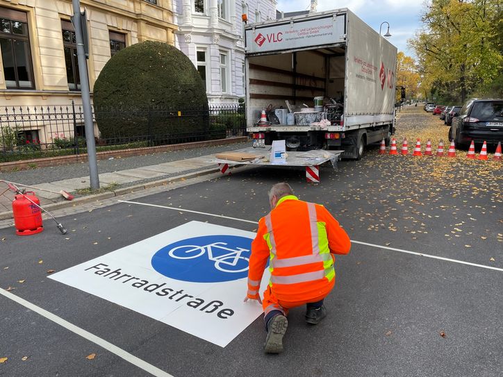 In der Puschkinpromenade sind erste Markierungen für die Fahrradstraße aufgebracht worden.