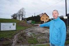 Bürgermeister Sebastian Hein zeigt auf das Grundstück in Jiedlitz, wo das neue Gerätehaus gebaut werden soll. Die Bauarbeiten haben am 12. Februar begonnen.