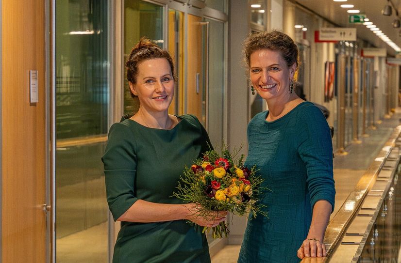 Annett Hofmann (l.) ist die Schirmherrin des Sächsischen Kinderpalliativ Zentrums, den Dorothea Michalk aus dem SemperOpernballverein jetzt mit der Blumen-Charity-Aktion bedenkt.