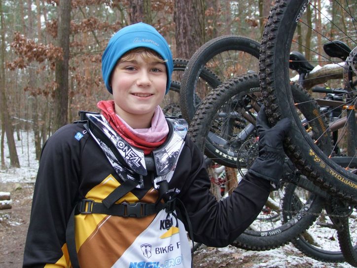Der zwölfjährige Alexander Bode ist seit drei Jahren Mitglied bei den Downhill-Bikern von Dale´s Spot. Der junge Ottendorfer hat Großes vor, will einmal das Mountainbiking professionell betreiben.
