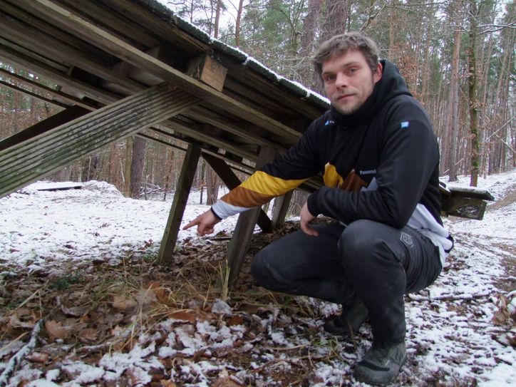 Unter diesem Hindernis haben die Mitglieder das Eichhörnchen begraben, das Max Löschl vor einigen Jahren beim Bau des Bikeparks in einer Regentonne fand. Die Mountainbiker gaben dem Tierchen, bevor sie es begruben, den Namen Dale. Eichhörnchen Dale ist der Namensgeber des Klubs.