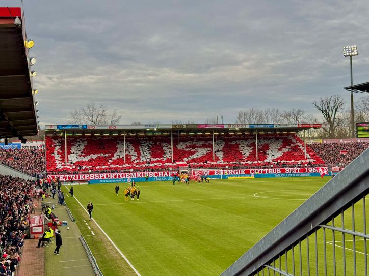 Der FC Energie Cottbus reitet auch im Jahr 2025 auf einer absoluten Erfolgswelle. Nach 24 Spieltagen stehen die Lausitzer aktuell mit 48 Punkten an der Tabellenspitze der 3. Liga. Zuletzt offenbarten sich im Bereich der Stadioninfrastruktur jedoch erhebliche Mängel, die einem möglichen Aufstieg in die 2. Fußball-Bundesliga entgegenstehen würden.