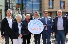 Siegelübergabe am 24. Mai: Es freuen sich (vo.li.na.re.) der Stadtverordnetenvorsteher Fred Frahnow, die Sachverständige Oggi Enderlein, Senior-Consultant Kinderfreundliche Kommune Dr. Heide-Rose Brückner, Dr. Sebastian Sedlmayr von Unicef, Bürgermeister Andreas Pfeiffer und der Sachverständige Prof. Waldemar Stange.