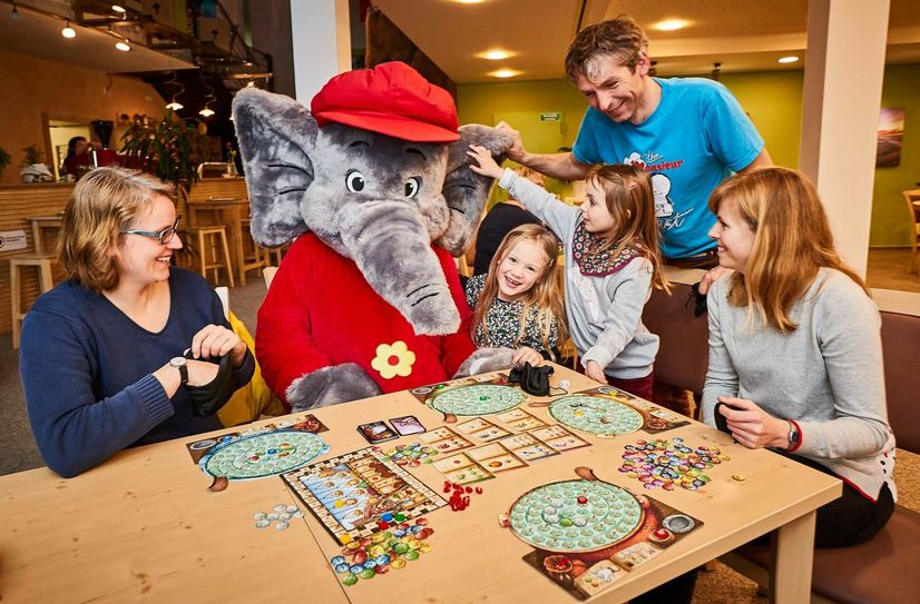 Benjamin Blümchen besucht zu den Spielewochen in der Sächsischen Schweiz das Nationalparkzentrum in Bad Schandau.