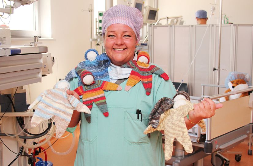 Wenke Kunigk freut sich, dass sie die Heldenknubbel ihrer Freundin Karoline an Kinder im Aufwachraum des Helios Klinikums Pirna verteilen darf.