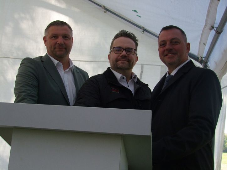 Sie gehörten zu den Ehrengästen der Feierstunde: Ottendorfs Bürgermeister Rico Pfeiffer, Daniel Wischmann vom Ottendorfer Gewerbeverein sowie Landrat Udo Witschas (v.l.n.r.). Foto: Rainer Könen
