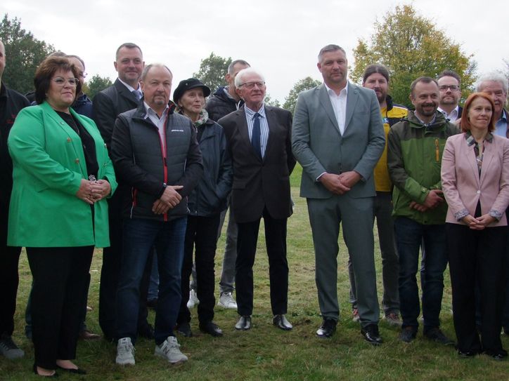 Gruppenfoto für die Ortschronik: Zum Abschluss der Feierstunde versammelten sich alle Gäste vor dem Festzelt.