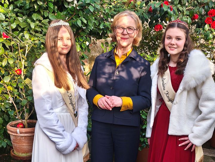 Die Kameliendamen Sophia (l.) und Lotta mit Staatsministerin Regina Kraushaar bei den Kamelien in Königsbrück.
