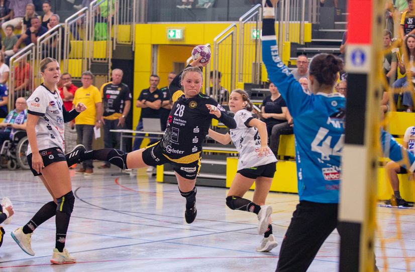 Lara Tauchmann von den Rödertalbienen befördert den Ball platziert im Netz.