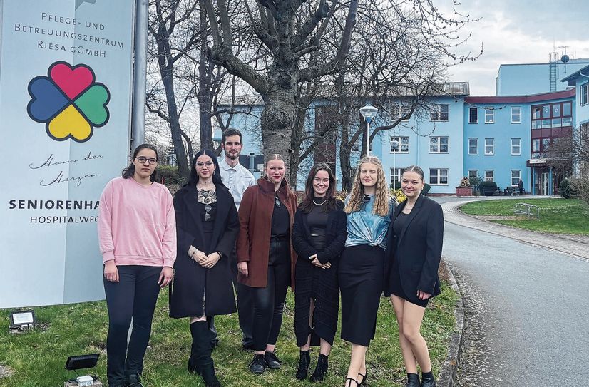 Schüler des Abschlussjahrgangs des Städtischen Gymnasiums Riesa arbeiteten gern im Seniorenheim, um ihren Abi-Ballkasse zu füllen.