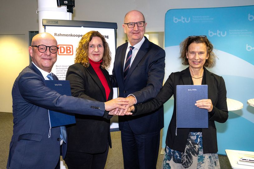 Die Kooperationspartner gemeinsam mit Ministerpräsident Dietmar Woidke nach der Unterzeichnung des Vertrages.