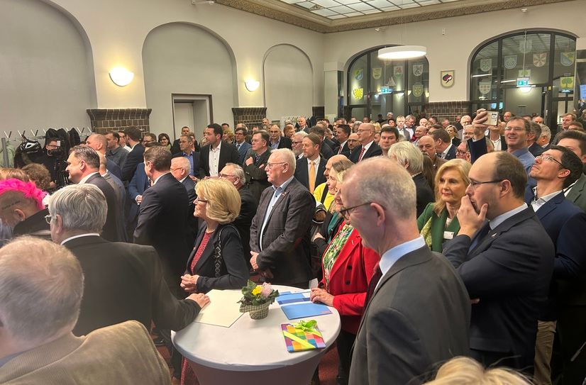 Zahlreiche Gäste verabschiedeten jetzt Landrat Stephan Loge im Lübbener Kreistagssaal.