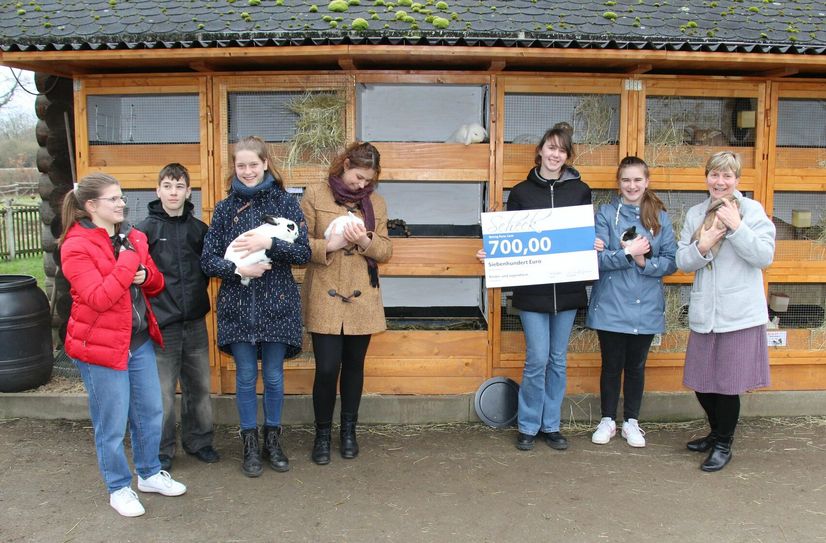 Große Freude bei Vier- und Zweibeinern: Schüler des Foucault-Gymnasiums und Lehrerin Ute Hoffmann überreichten einen Scheck in Höhe von 700 Euro. Mit dem Geld wurde die Anschaffung der neuen Kaninchen-Stallanlage unterstützt.
