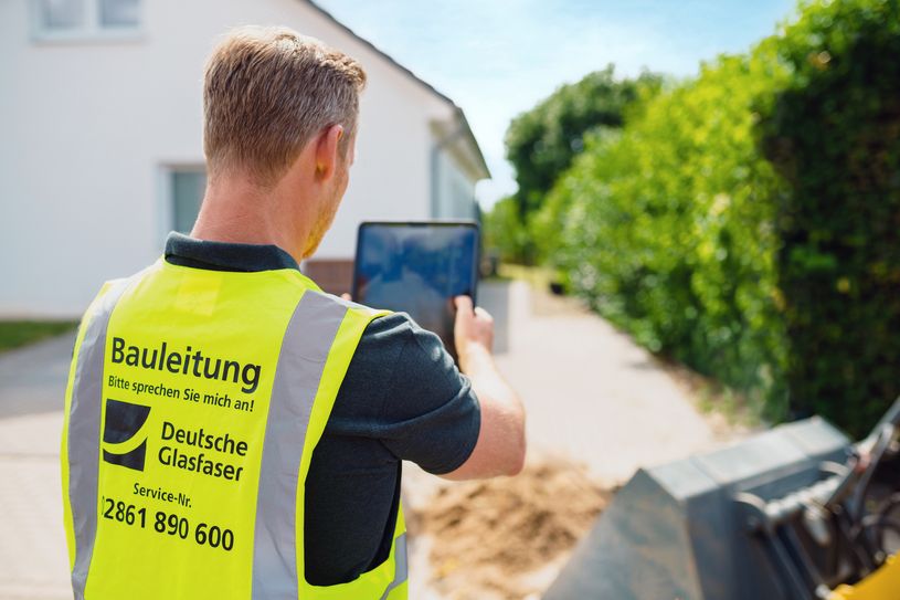 Glasfaserausbau: Bauleiter bei der Fotodokumentation der Arbeiten mit einem Tablet.