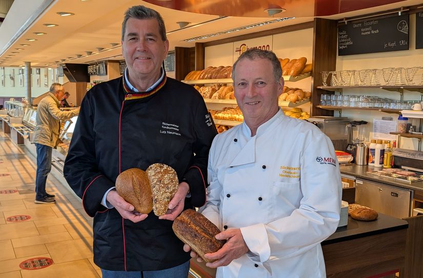 In der Bäckerei Fehrmann präsentierten die Innungsobermeister Lutz Neumann (Bautzen, l.) und Gottfried Paul (Görlitz) die neue Brot-Kreation.