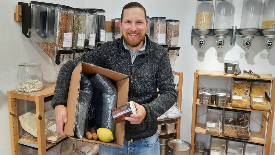 Sven Binner mit seiner neuen Box, die immer wieder verwendet werden kann.