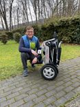 Alexander Zeibig mit einem faltbaren Elektrorollstuhl. Foto: A. Zeibig