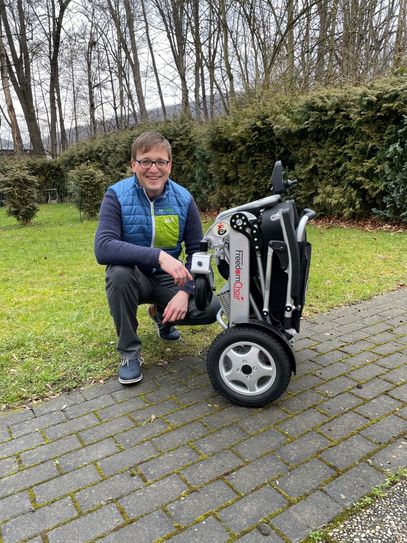 Alexander Zeibig mit einem faltbaren Elektrorollstuhl. Foto: A. Zeibig