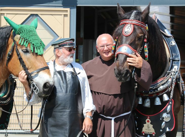 Jörg Schroll vom Eventteam Trepte im Auftrag von Radeberger mit „Erkan" und Steffen Dittmar, Geschäftsführer der Bergquellbrauerei Löbau, mit "Rocky". Foto: Keil