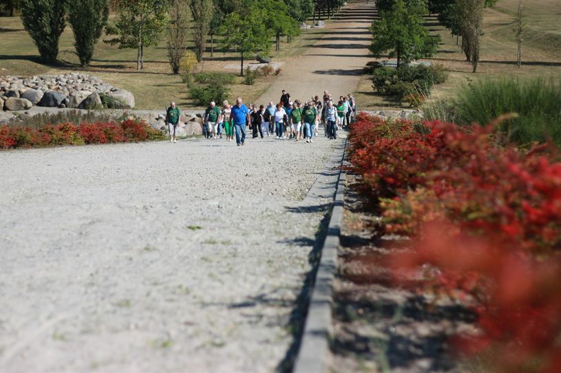 47 Seniorinnen und Senioren auf Landpartie „Vom ehemaligen Tagebau Meuro zum zukünftigen Großräschener See“. Foto: Franziska Dinter