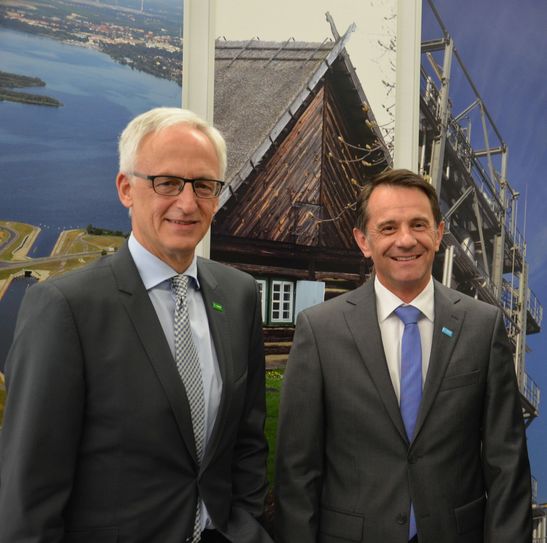 Jürgen Fuchs (re.) übernimmt die Nachfolge von Dr. Karl Heinz Tebel (li.) als Vorsitzender der Geschäftsführung der BASF Schwarzheide GmbH. Foto: Archiv/Landkreis Oberspreewald-Lausitz