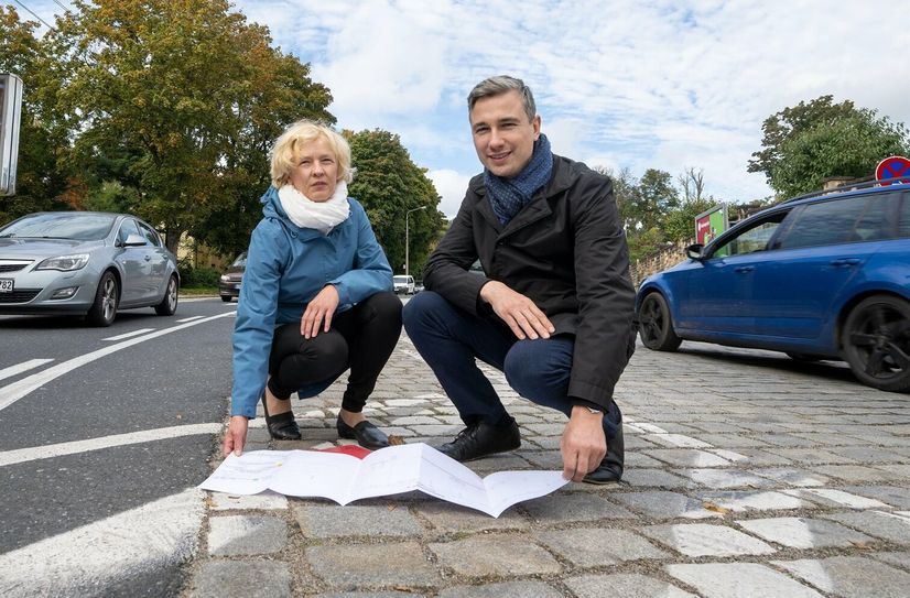 Verkehrsbürgermeister Stephan Kühn und Simone Prüfer, Leiterin des Straßen- und Tiefbauamtes, auf der Straße mit dem maroden Kopfsteinpflaster.