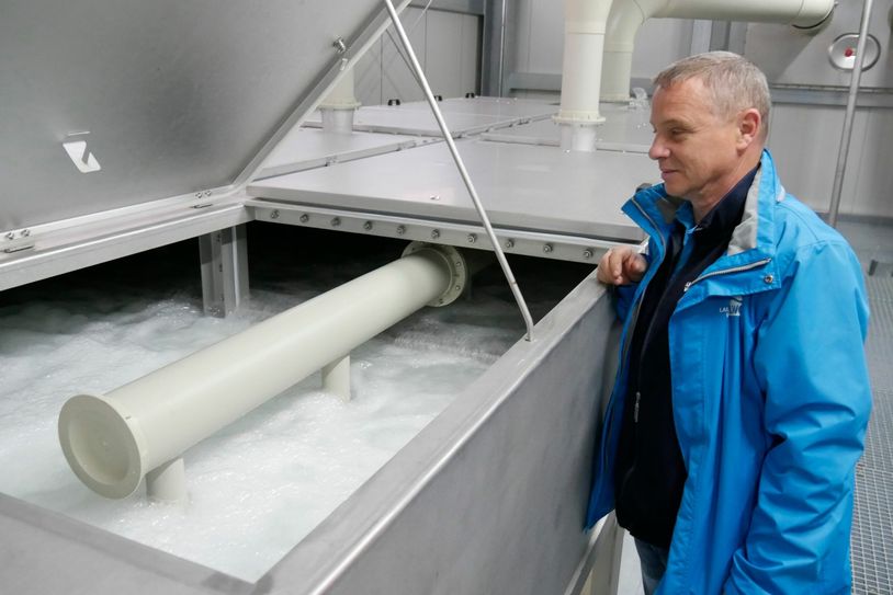 Bernd Scheppan, Gruppenleiter Wasserwerke der LWG, kontrolliert an einem geöffneten Flachbelüfter das Luftblasenbild. Foto: LWG