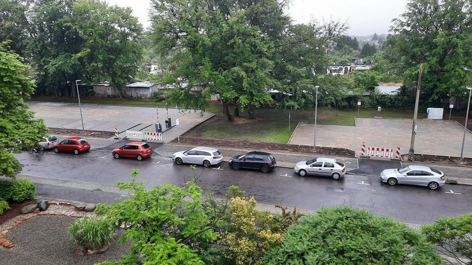 Blick auf die Parkflächen gegenüber des barrierefreien Eingangs. Foto: pm