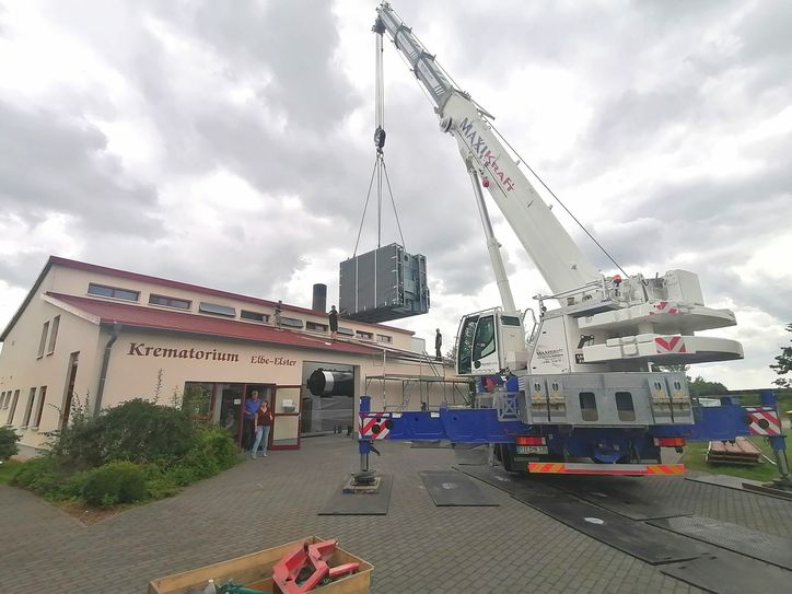 Der neue Ofen wiegt 22 Tonnen und musste über das Dach des Krematoriums an seinen neuen Bestimmungsort gehoben werden. Dafür wurde extra ein neuer Raum geschaffen. Foto: asl