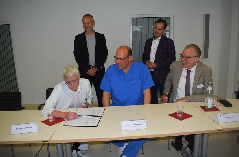 Chefarzt Dr. Olaf Altmann (Klinik für Kardiologie und Angiologie), Mirko Papenfuß (Geschäftsführer des Lausitzer Seenland Klinikums), Chefarzt Dr. Jürgen Müller (Klinik für Viszeral-, Thorax-, Gefäß- und Kinderchirurgie), Sadik Tastan (Geschäftsführer der Sana Kliniken Niederlausitz) und Chefarzt Tom Hammermüller (Leiter des Gefäßzentrums Niederlausitz) unterzeichnen den Kooperationsvertrag für ein gemeinsames Gefäßzentrum.