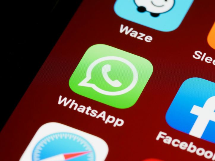Symbolbild. Whats-App-Betrüger haben bei einer Rentnerin im Oberland zugeschlagen.