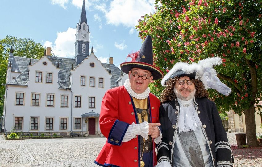 Hofnarr Joseph Fröhlich und „Zeremonienmeister“ Karl von Dräsn im barocken Kostüm vor der schönen Kulisse von Schloss Burgk, wo am  19. Mai 2019 das Saturnus-Fest stattfindet. Foto: Stadt Freital