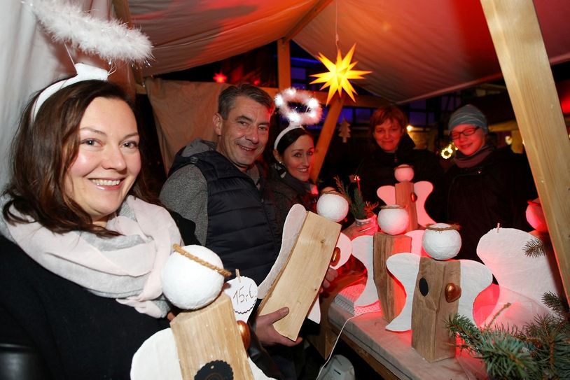 Cindy Huber und Veranstalter Tim Lochner an einem Stand des Jessener Weihnachtsmarktes. Dieser lockt am 2. Dezember wieder auf das Gelände der Tischlerei. 		                         Foto: Archiv/D. Förster