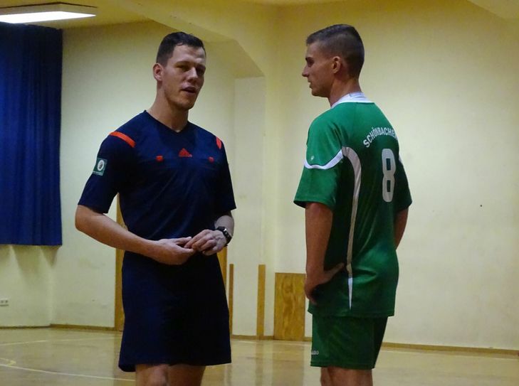 Gute Atmosphäre, faires Miteinander zwischen Schiedsrichtern, Spielern, Trainern und Fans wie hier zwischen Referee Felix Philipp und Toni Münch vom Vorjahressieger Schönbacher FV soll es auch in diesem Jahr wieder geben. Foto: Verein