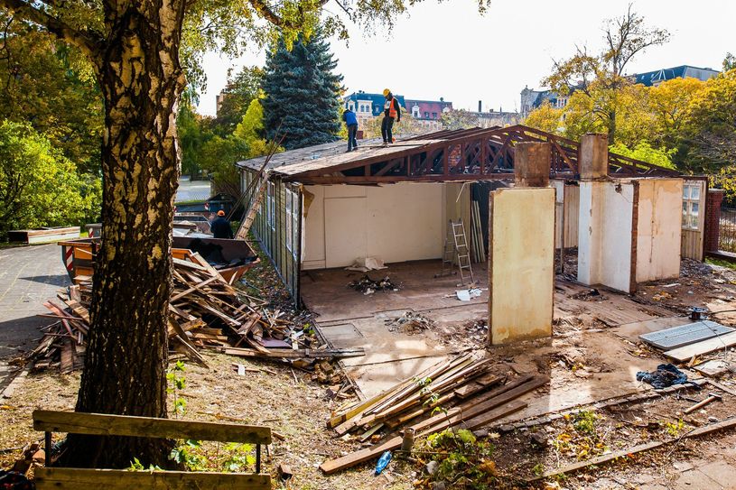 Die Baracke wird aktuell abgebaut. Die Arbeiten sollen Ende November abgeschlossen sein. Foto: Jakub Purej