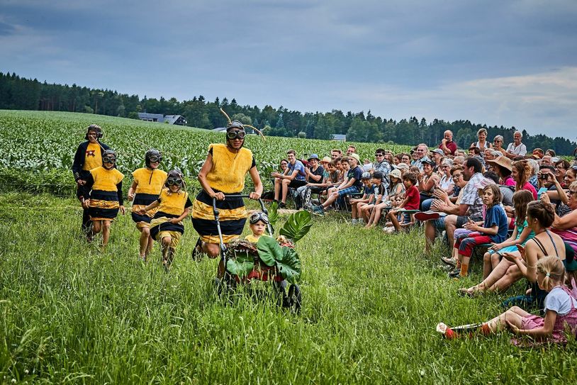 Ein Bild aus der aktuellen Inszenierung "In Sekten". Foto: M. Förster
