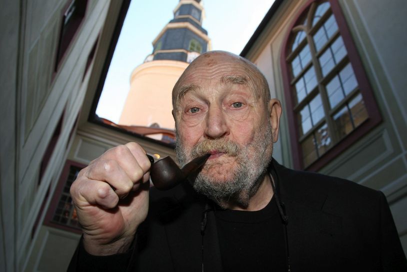 Schauspieler Rolf Hoppe (86): Toi, toi, toi, wenn gesundheitlich nichts dazwischen kommt, mache ich nächstes Jahr noch zwei Filme. Mehr verrate ich aber darüber nicht. Ein wenig Gymnastik täglich und meine geliebte Gartenarbeit sollen mir weiterhin helfen, um körperlich fit zu bleiben. Deswegen schränke ich vernünftigerweise auch das Pfeiferauchen ein. Schließlich will ich meinem talentierten Enkel Oskar, der beruflich in meine Fußstapfen getreten ist, noch ein paar Jährchen beim Textelernen unterstützen.