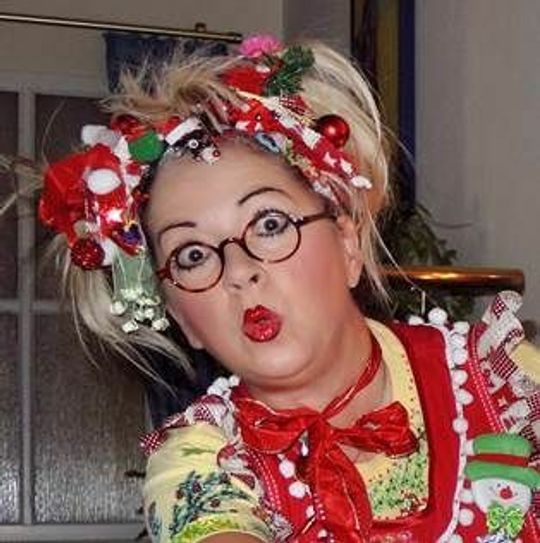 Sachsenkind Friedlinde Petra Hoffmann (52): Für dieses Jahr habe ich mir ernsthaft vorgenommen, nicht mehr so viel Schokolade und Süßigkeiten zu verputzen sowie endlich einen Tanzkurs zu belegen. Schließlich muss ich für meine etwa zweistündigen Comedy-Programme fit bleiben. Angedacht ist auch eine eigene Show mit dem `Nachtgespenst Adele´. Mein größter Wunsch ist es, gesund zu bleiben und die Menschen weiterhin zum Lachen zu bringen, was gibt es Schöneres.
