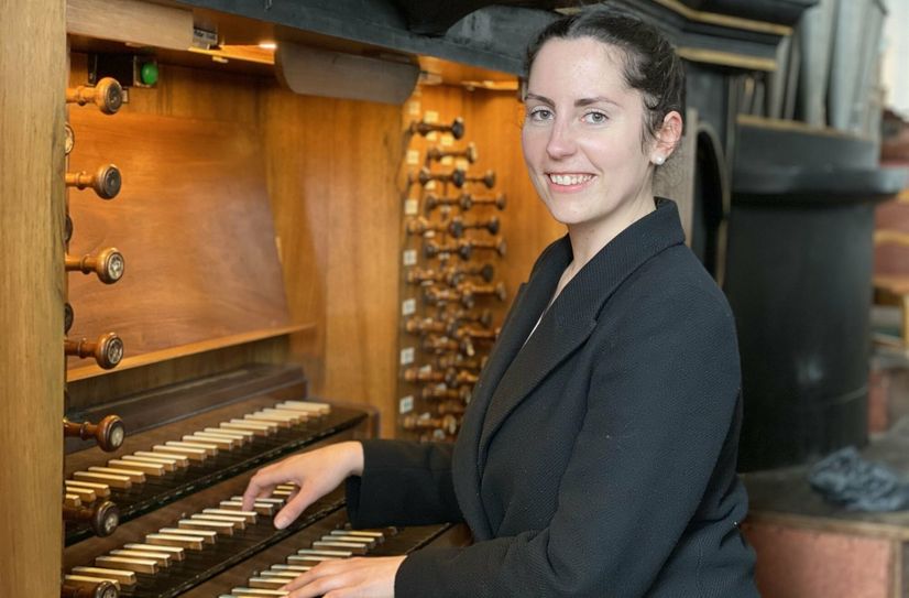Kantorin Patricia Kramer an der Donat-Orgel in der Luckauer Nikolaikirche.