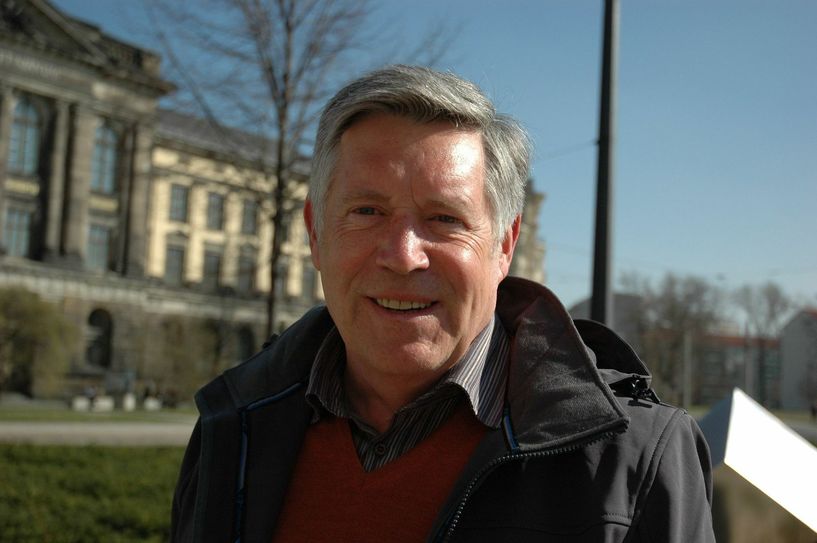 Vorschlag 2: Wolfgang Engel  (Seniorpartner in School) versucht Kindern zu vermitteln, dass Streitigkeiten nicht mit Fäusten, sondern mit guten und richtigen Argumenten geklärt werden können. »Seniorpartner in School« heißt das Projekt, für das er sich seit September 2009 einsetzt. Das Anliegen: Erfahrene Senioren lehren die Enkelgeneration gewaltfreie Konfliktlösung und soziale Kompetenz. Sein Wissen gibt Wolfgang Engel seit zehn Jahren in der 102. Grundschule wieder. Seit 2012 ist er außerdem Landesvorsitzender, seit März dieses Jahres Bundesvorsitzender der »Seniorpartner in School«. Foto: Pönisch