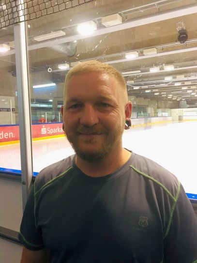 Vorschlag 4: Daniel Müller (ESC Dresden) hat nicht nur ein großes Herz für den Nachwuchs der Eislöwen, er kümmert sich als »Chef fürs Schleifen« mit drei weiteren Mitstreitern auch darum, dass die jungen Eishockeyspieler stets mit   ordentlich geschliffenen Kufen auf dem Eis stehen. Dafür steht er seit zehn Jahren wöchentlich an zwei oder vier Tagen, je nach Spielmodus der U17- und U20-Spieler,  im Schleifraum der EnergieVerbund Arena. Etwa 300 Paar Schlittschuh gehen dann jedes Mal durch seine prüfenden Hände, denn neben dem neuen Schliff beseitig Daniel Müller auch kleinere Schäden. Foto: privat