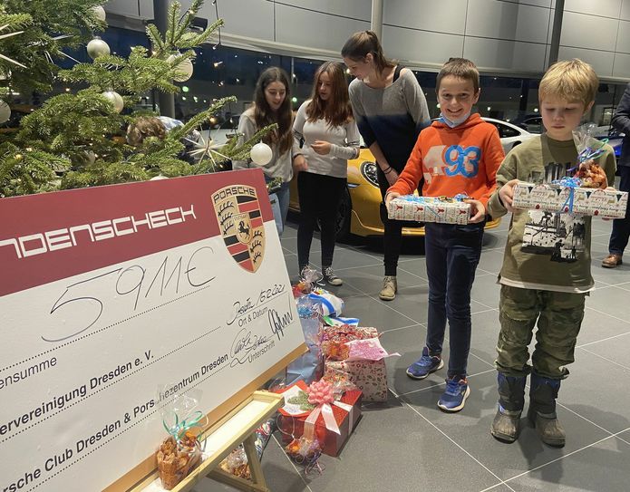 Schöne Geschenke und Geld für die Kindervereinigung gab‘s im Porsche Zentrum Dresden. Foto: Pfefferkorn