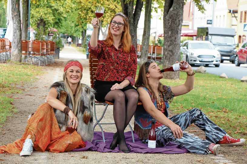 Gemeinsam mit der Weinprinzessin des Jahres 2019 Katrin Hecht stimmen sich mit den Schauspielern Christin Rettig und Johannes Krobbach von den Landesbühnen Sachsen auf das Motto »JugendTräume« des 29. Herbst- und Weinfestes mit dem roten Federweißer der Hoflößnitz ein. Foto: Lindackers