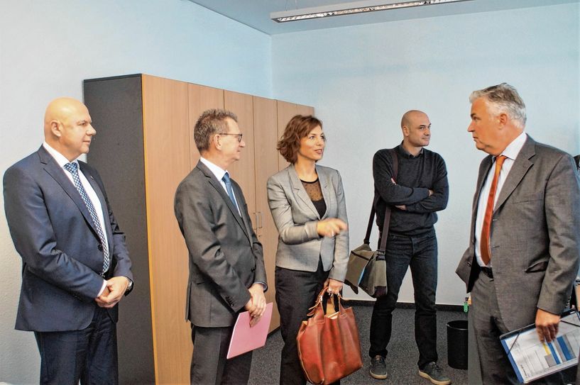 ...hier werden die neuen Mitarbeiterinnen und Mitarbeiter beschäftigt sein. Brandenburgs Arbeits- und Sozialministerin Susanna Karwanskij (m.,Die Linke) inspizierte die neuen Büros. Foto: Jasper Backer