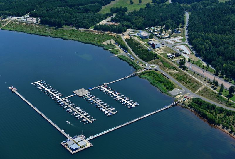 Die Wasser- und Landliegeplätze im Hafen Klitten am Bärwalder See können ab 1. April wieder genutzt werden – weitere Informationen und das Antragsformular für einen Dauerliegeplatz finden Sie unter www.baerwalder-see.eu. Foto: LMBV/ Peter Radke.